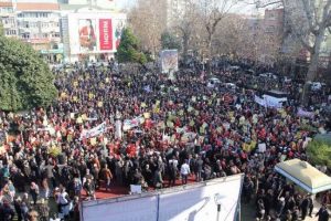 Binlerce kişi Başbakan Erdoğan i&ccedil;in y&uuml;r&uuml;d&uuml;