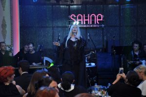 Zerrin &Ouml;zer Sahne'de