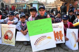 İzciler ekmek israfına dikkat &ccedil;ekti