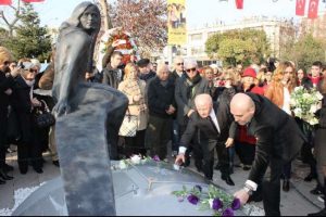 Aslı Nemutlu'nun heykeli a&ccedil;ıldı