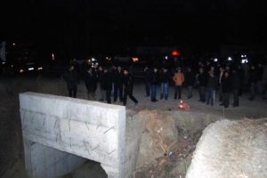 Otomobilin &ccedil;arptığı yaya &ouml;ld&uuml;, k&ouml;yl&uuml; yolu ulaşıma kapattı