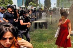 Kırmızılı kadına gaz sıkan polise dava