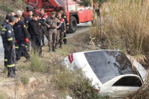 Kaza yapan l&uuml;ks otomobil ağaca bağlanarak kurtarıldı
