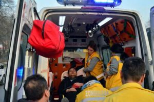 Ambulans şof&ouml;r&uuml;yle yaralı yakınları arasında tartışma