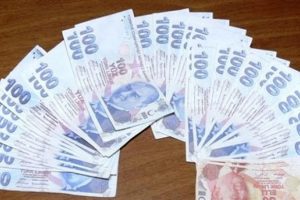 Ağlayarak boynuna sarıldığı teyzenin 2 bin TL'sini &ccedil;aldı