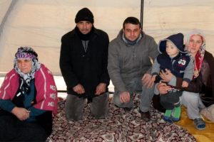Evleri yanan aile sokakta kaldı