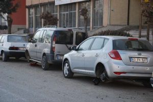 Polis "lastik canavarlarını" arıyor