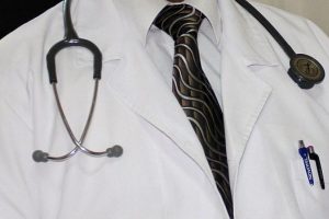 Hakaret ettiği doktor ilk m&uuml;dahaleyi yaptı