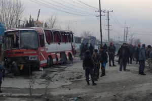 Polis otob&uuml;s&uuml;ne saldırı: 9 yaralı