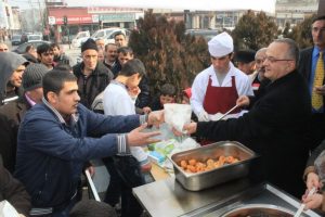 Necati Şahin vatandaşların kandilini kutladı