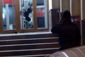 Bankanın camını kırıp i&ccedil;eri girmeye &ccedil;alıştı