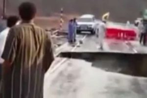 &Uuml;zerinde y&uuml;r&uuml;d&uuml;ğ&uuml; k&ouml;pr&uuml; b&ouml;yle &ccedil;&ouml;kt&uuml;