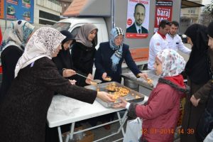 G&ouml;khan Ger&ccedil;ek kandil m&uuml;nasebetiyle lokma dağıttı