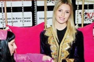 Chloe'nin kına provası
