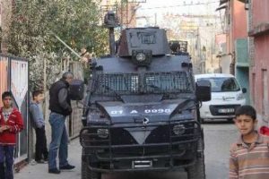 Polisin silahını gasp ettiler