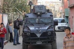 Polisin silahını gasp ettiler