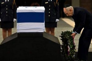 Şaron son yolculuğuna uğurlanıyor