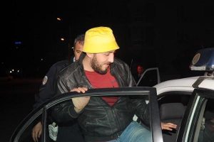 Alkoll&uuml; s&uuml;r&uuml;c&uuml; demir dubaları s&ouml;kt&uuml;