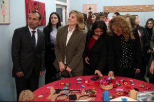 Komutan eşlerinden anlamlı yardım