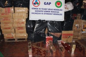 Bulgur y&uuml;kl&uuml; kamyonla ka&ccedil;ak sigara sevkiyatı