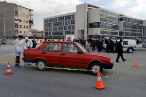 G&ouml;ğs&uuml;ne makas sapladı