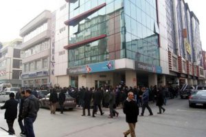 Banka &ouml;n&uuml;nde başvuru kuyruğu