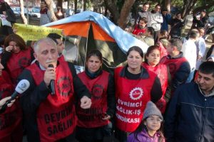 &Ccedil;ıkarıldıkları hastane bah&ccedil;esine &ccedil;adır kurdular