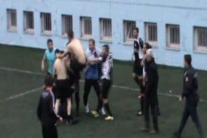 Futbolcular polislere saldırdı