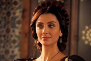 &Ouml;zge Ulusoy Muhteşem Y&uuml;zyıl'da