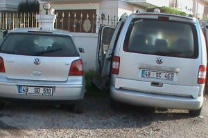 Kavşakta &ccedil;arpışan ara&ccedil;lar duvara &ccedil;arparak  durabildi