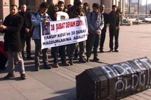 Adliye &ouml;n&uuml;nde tabutlu eylem
