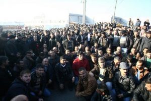 Kamyoncular kontak kapattı