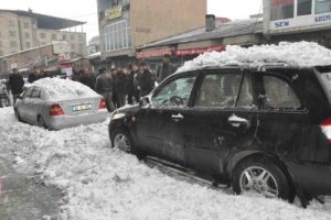 Ardahan'da kar ve tipi yolları kapattı