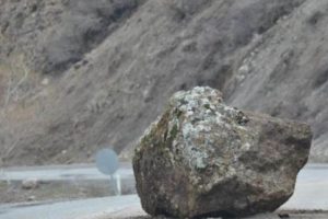 Kamyonun &uuml;zerine 15 ton ağırlığında kaya d&uuml;şt&uuml;