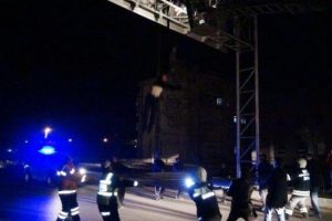Y&ouml;n tabelasının &uuml;zerine &ccedil;ıkarak intihara kalkıştı