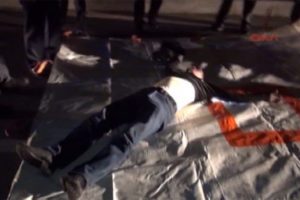 Karayolundaki tabeladan brandaya atladı