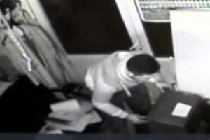 Hırsız kandil g&uuml;n&uuml; camiyi soydu