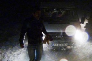 Karda mahsur kalan &ouml;ğrenciler, 4 saatte kurtarıldı