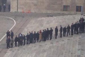 2 AK Parti &uuml;yesi istifa etti
