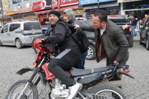 Sen misin protesto eden!