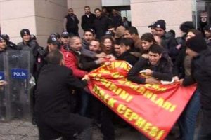 Adliye &ouml;n&uuml;nde eyleme polis m&uuml;dahalesi