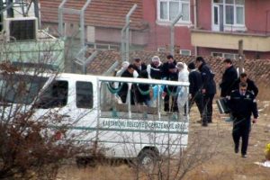 Elektrik trafosu yanında ceset