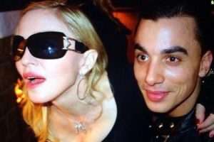 Madonna oğlu yaşındaki sevgilisi ile yakalandı...