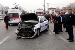 Polisler kaza yaptı: 3 yaralı