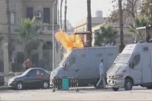 Molotof polisi b&ouml;yle yaktı