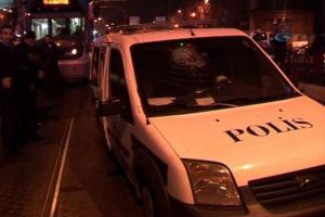 Polis aracı kaza yaptı