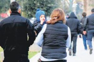 Kemal Bebek bakıcısıyla parkta