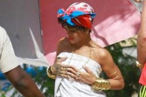 Rihanna Vogue'e i&ccedil;in poz verdi