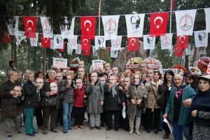 CHP'liler Z&uuml;beyde Ana'yı andı