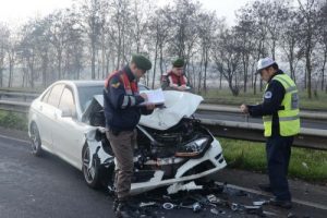 Otomobil iş&ccedil;i servisine &ccedil;arptı
